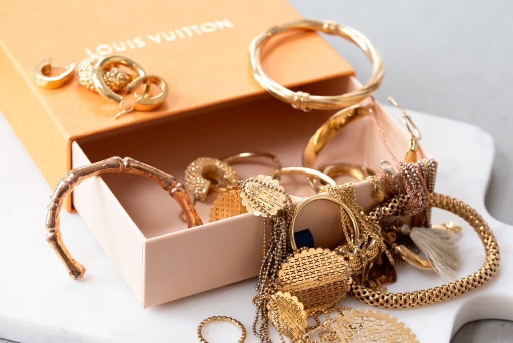 Geopende doos met diverse gouden sieraden zoals armbanden en kettingen