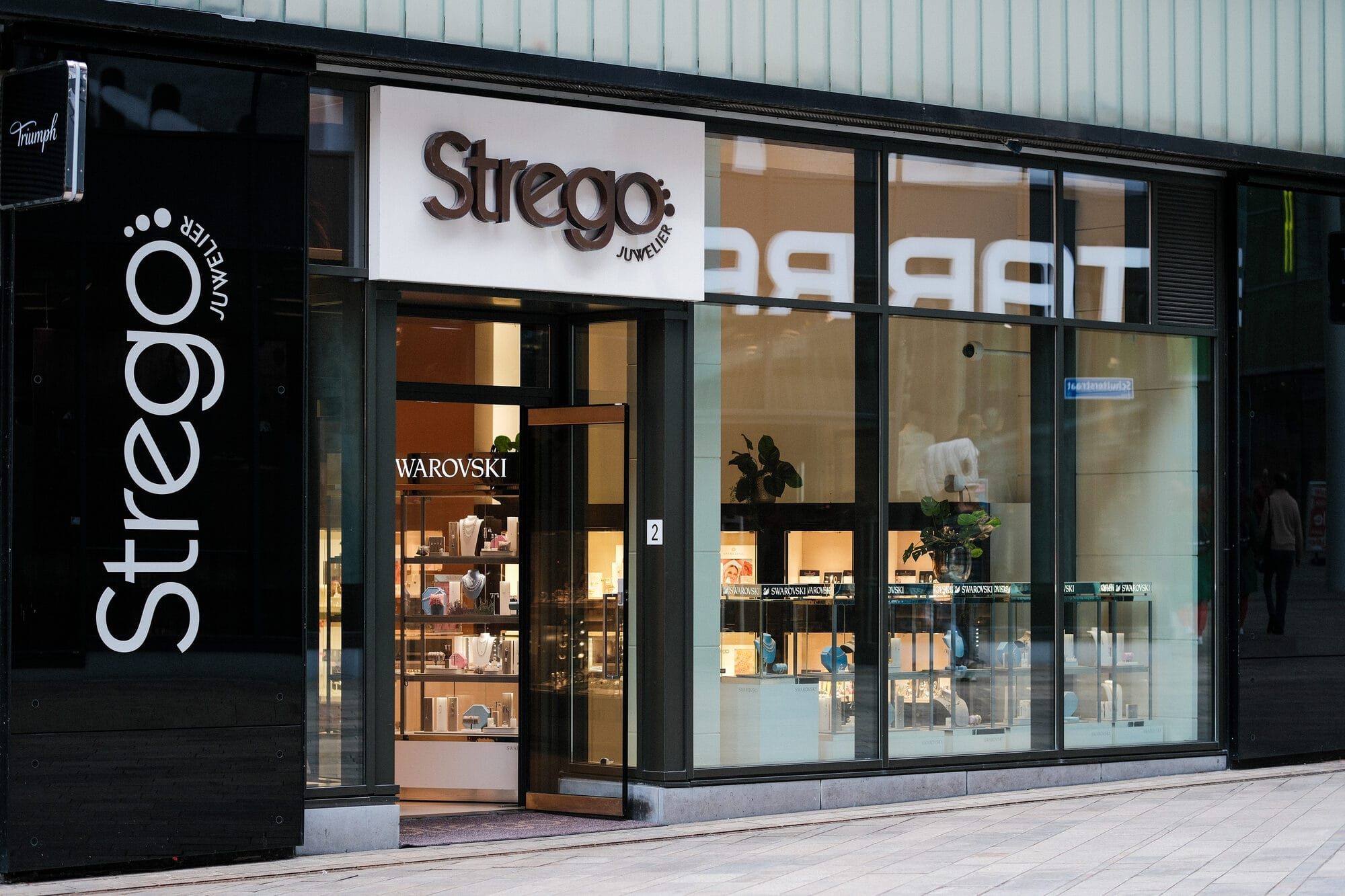 Winkelpui van Strego Juwelier in Almere met sieraden in de etalage