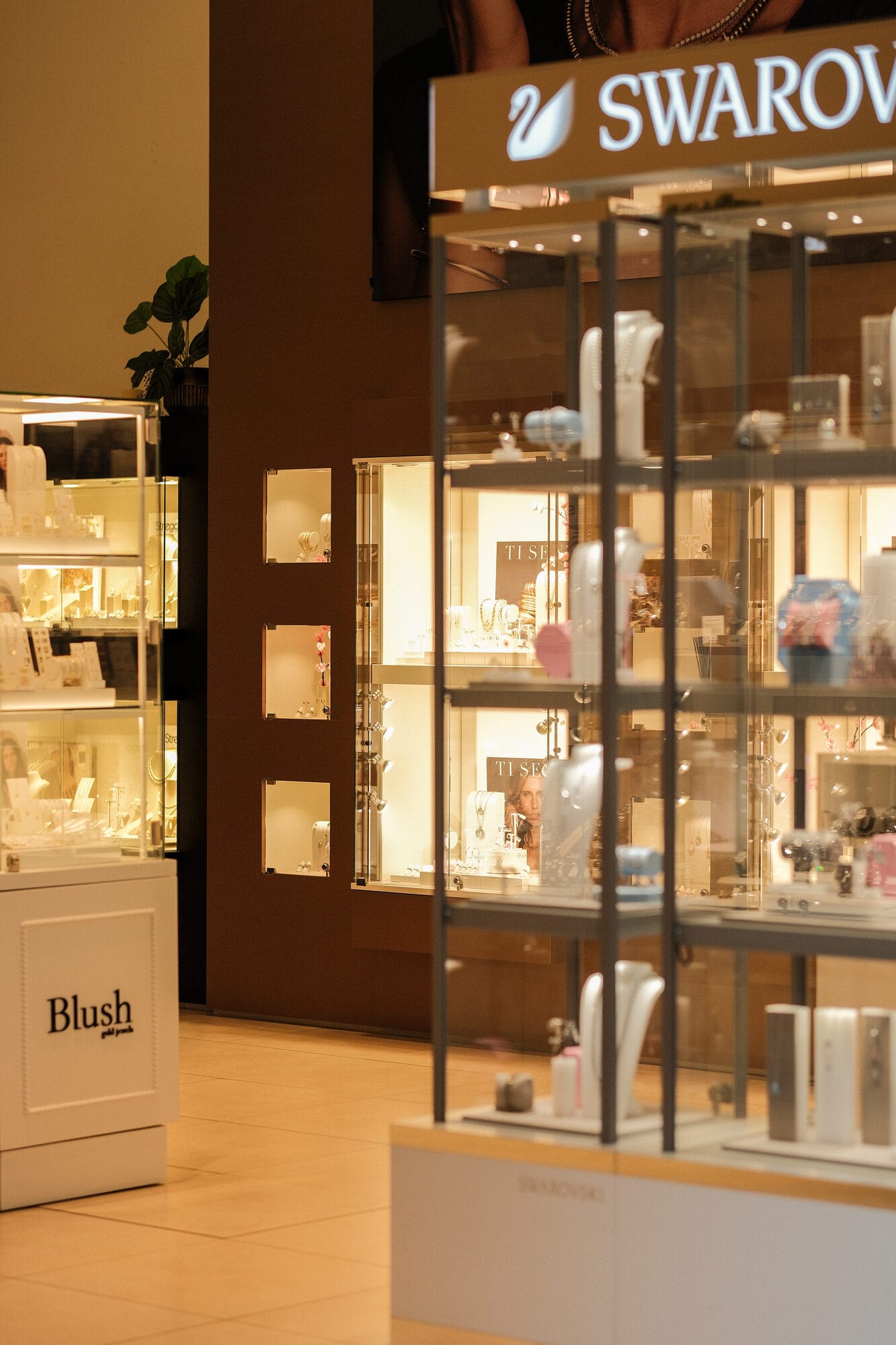 Swarovski sieradenvitrine in de winkel van Strego Almere