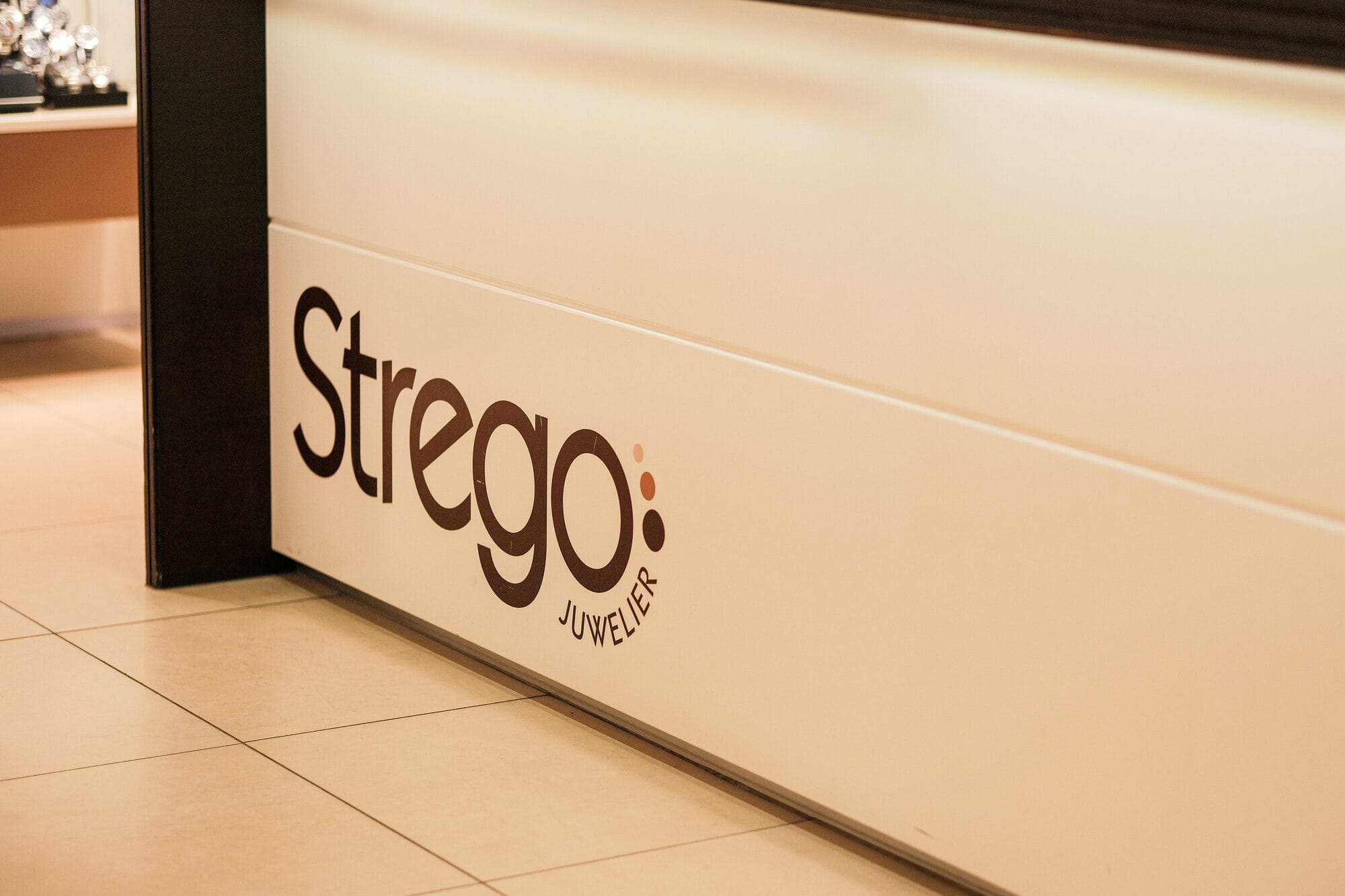 Strego Juwelier logo op de gevel, vestiging van Neerlands Goud in Almere