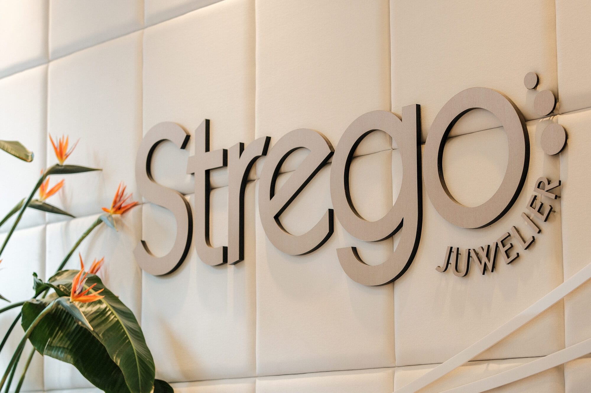 Strego Juwelier logo op de muur bij de vestiging in Hilversum