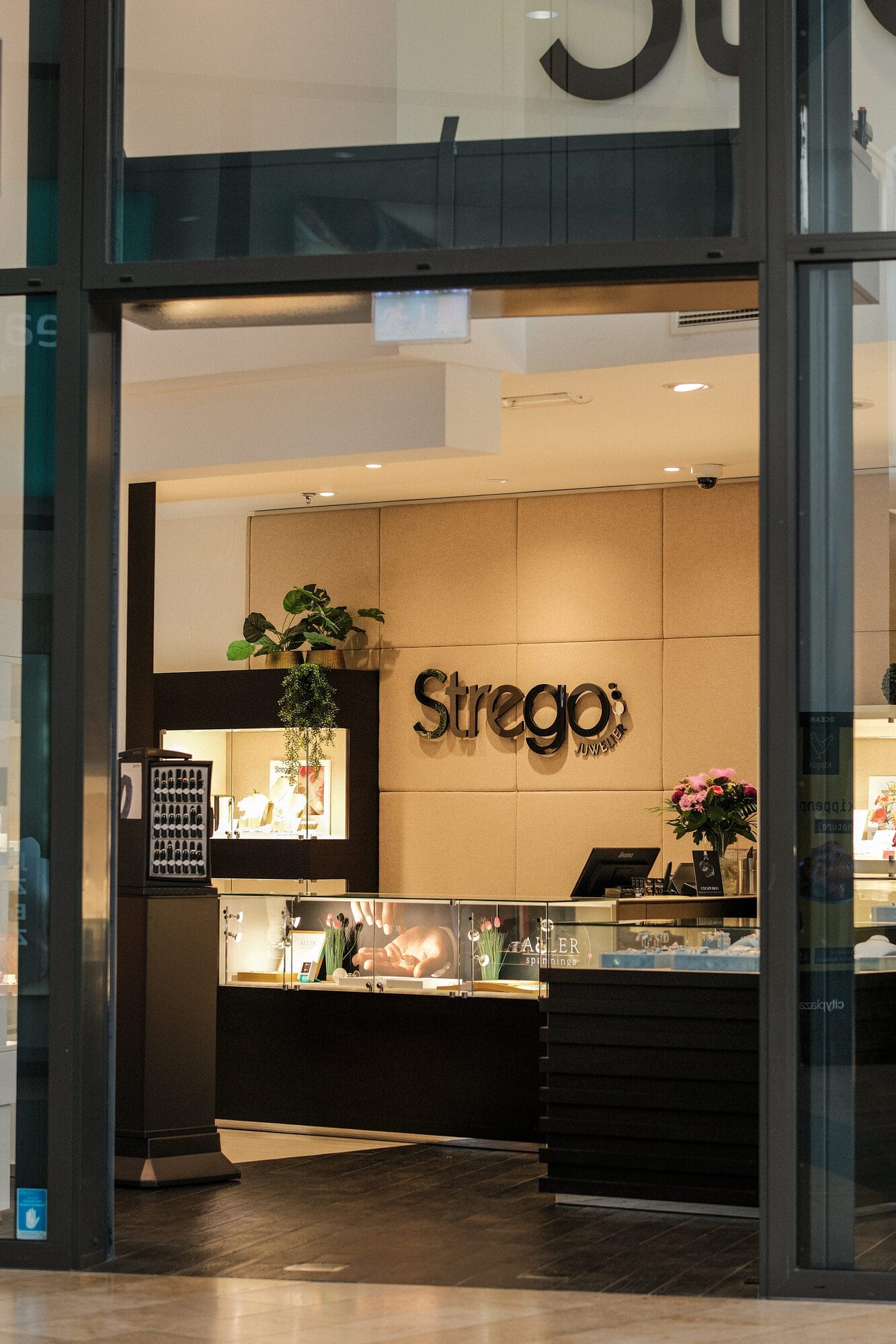 Ingang van Strego Juwelier in Nieuwegein met sieradenvitrines