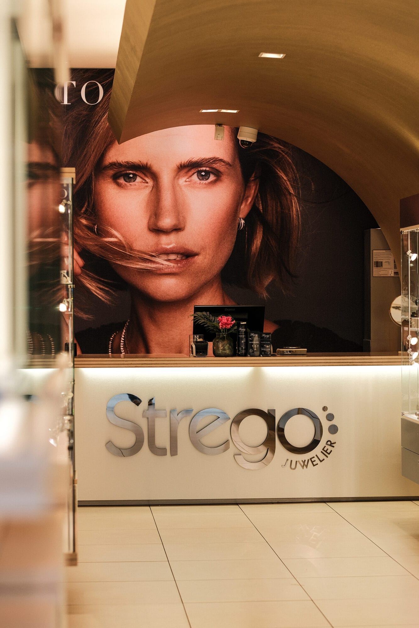 Entree van Strego Juwelier in Alphen aan den Rijn met campagnebeeld en balie