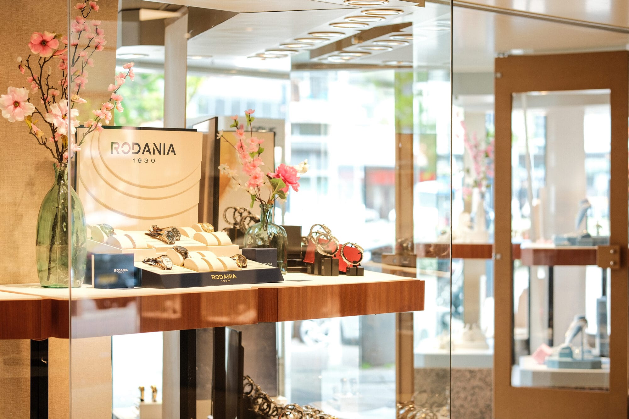 Vitrine met Rodania horloges bij Neerlands Goud Amsterdam