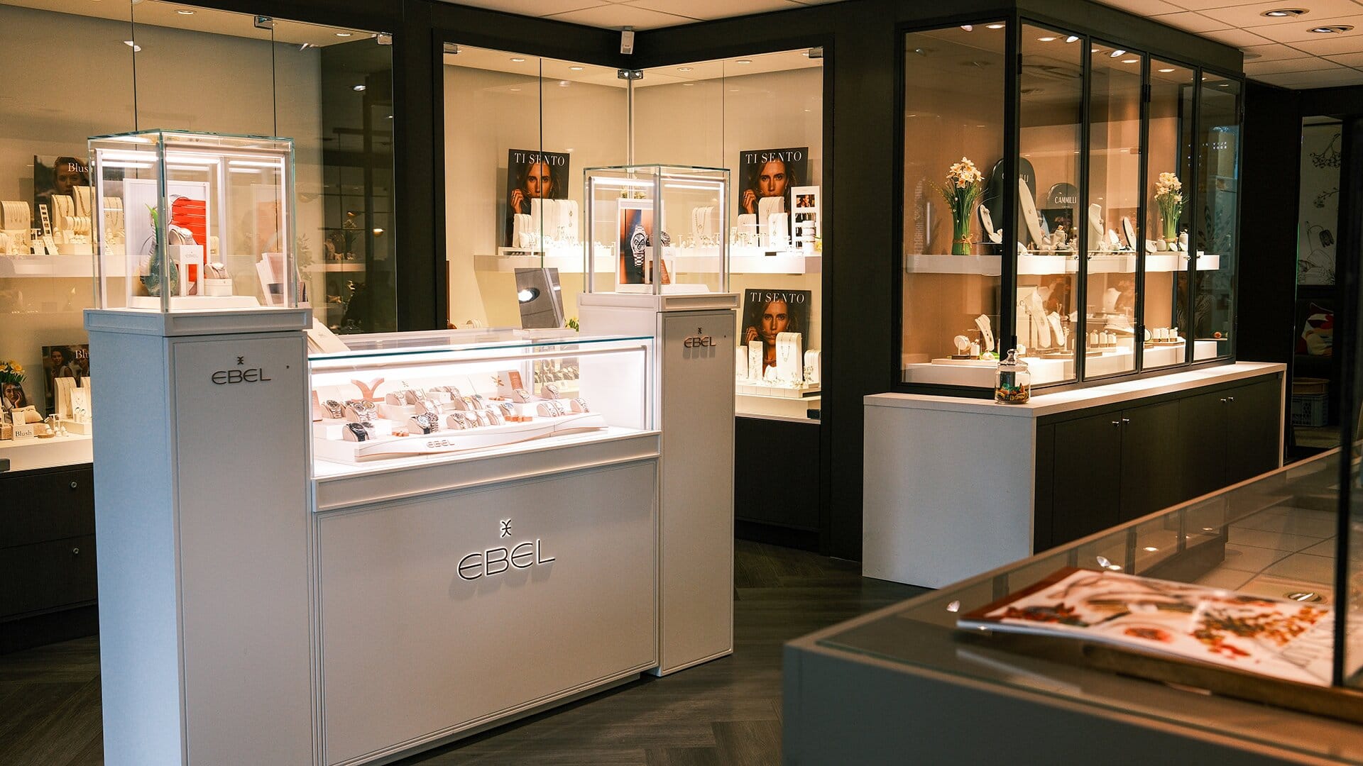 Interieur van de Neerlands Goud winkel in Lisse met sieradenvitrines