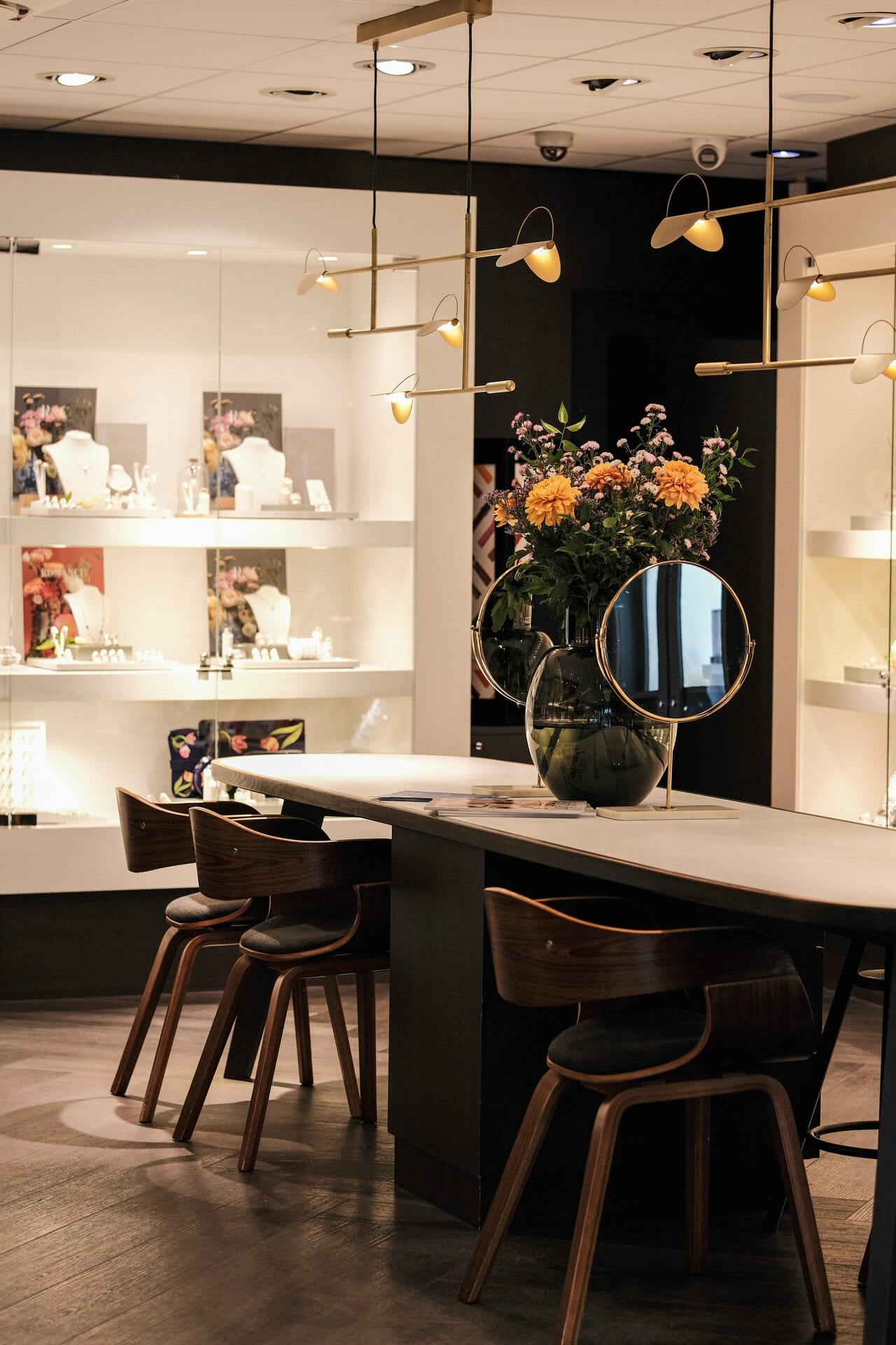 Zithoek in het interieur van Niestadt Juweliers in Lisse met sieradenvitrines