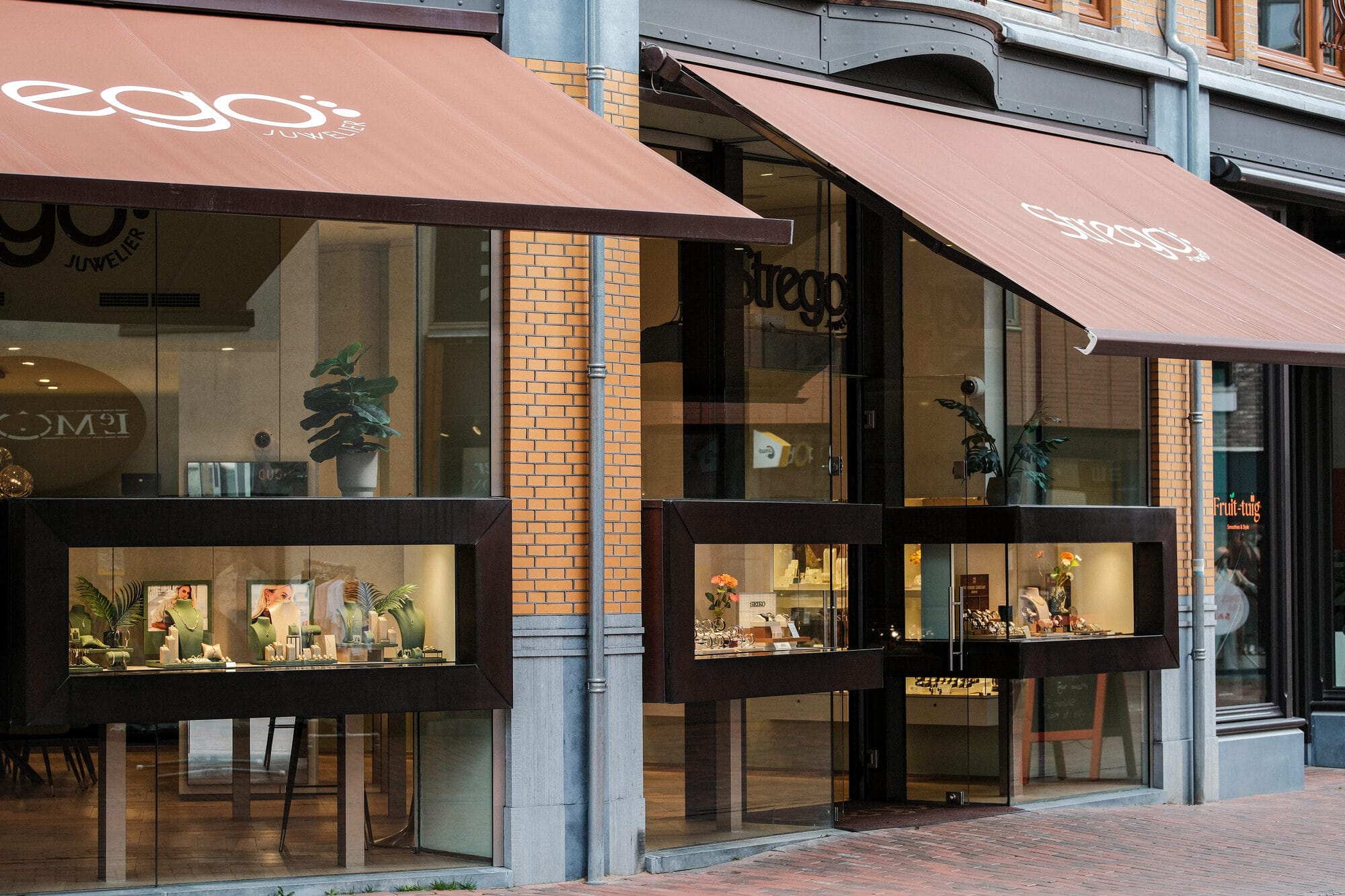 Winkelpui van Strego Juwelier in Hilversum met zonneschermen en etalages