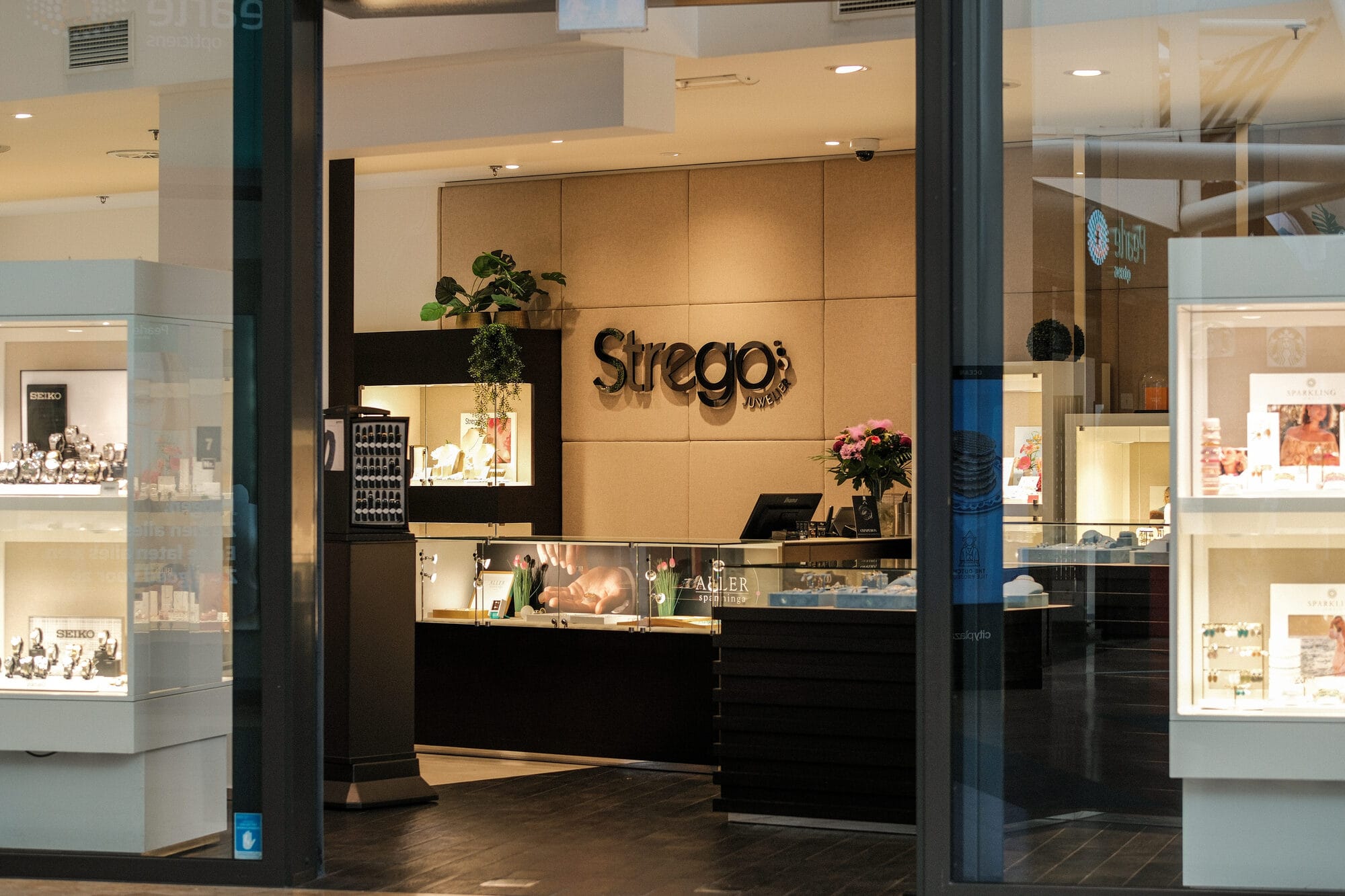 Interieur van Strego Juwelier in Nieuwegein met sieradenvitrines en balie