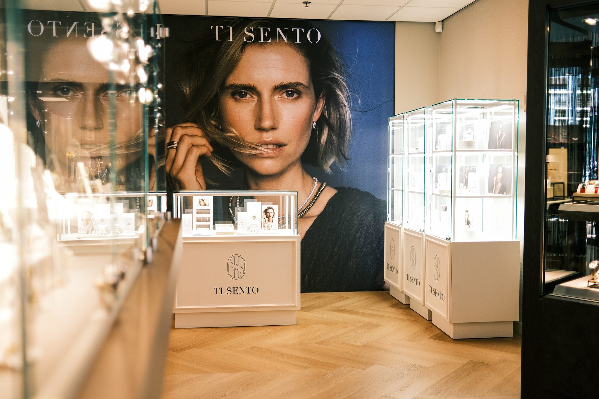 Ti Sento sieradenvitrine in juwelier Strego
